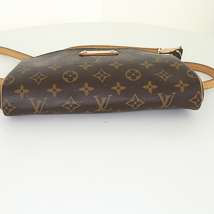 Sac bandoulière Louis Vuitton Eva en toile monogram marron et cuir naturel - Detail D5