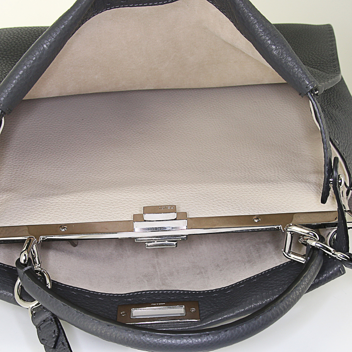 Sac à main Fendi Peekaboo Selleria grand modèle en cuir grainé gris - Detail D3