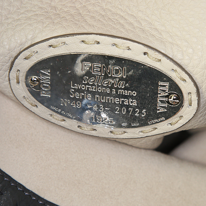 Bolso de mano Fendi Peekaboo Selleria modelo grande en cuero granulado gris - Detail D4