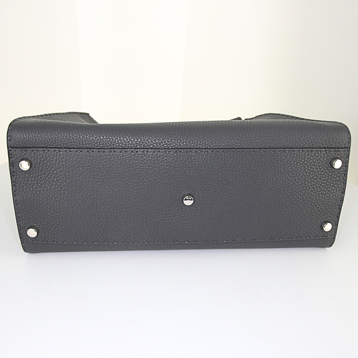 Bolso de mano Fendi Peekaboo Selleria modelo grande en cuero granulado gris - Detail D5