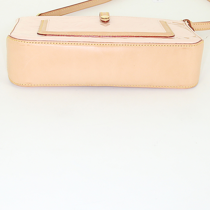 Pochette Louis Vuitton Pochette accessoires in pelle verniciata rosa pallido e pelle naturale - Detail D4