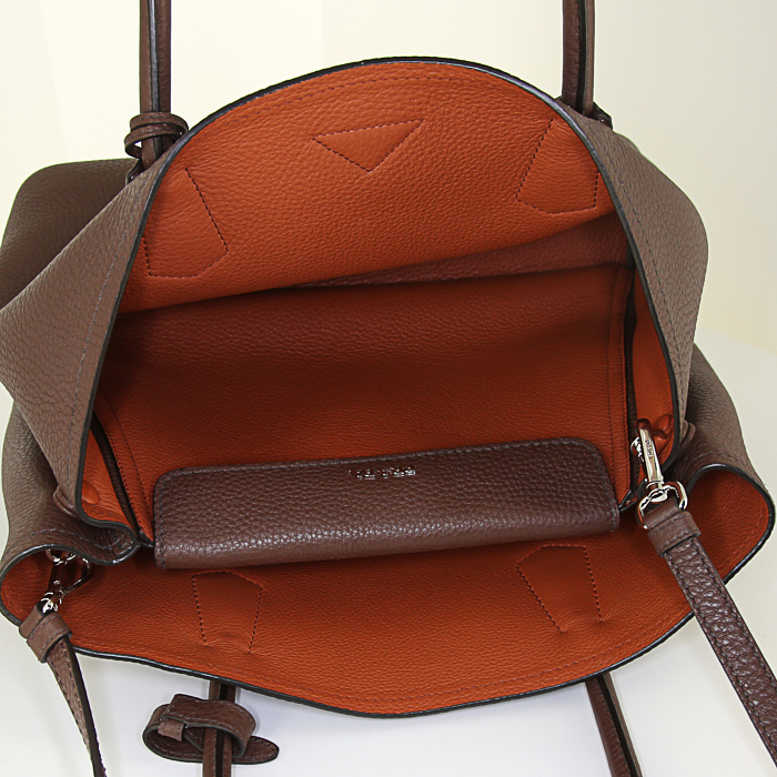 Bolso de mano Prada Double en cuero granulado marrón - Detail D3