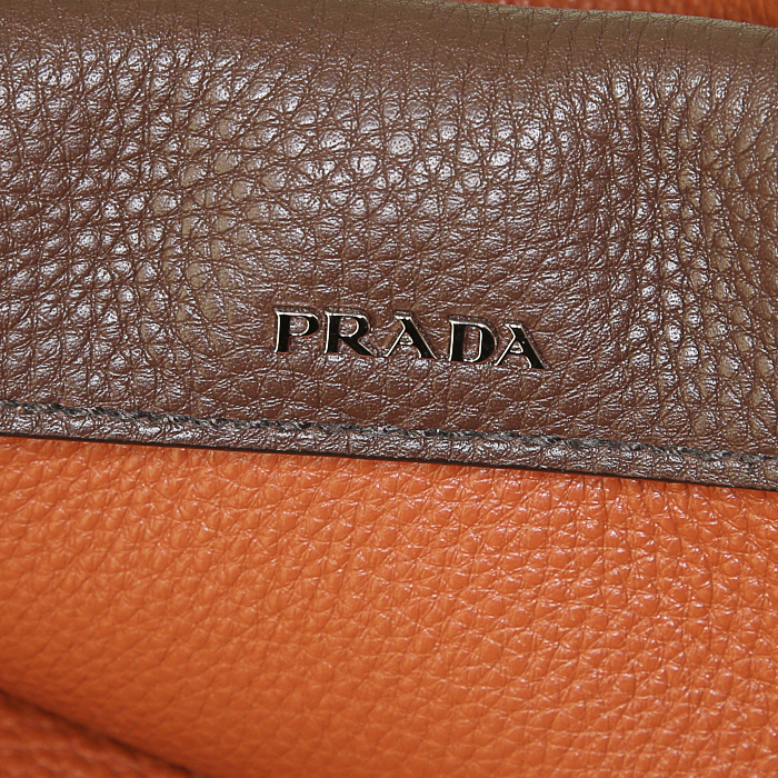 Bolso de mano Prada Double en cuero granulado marrón - Detail D4