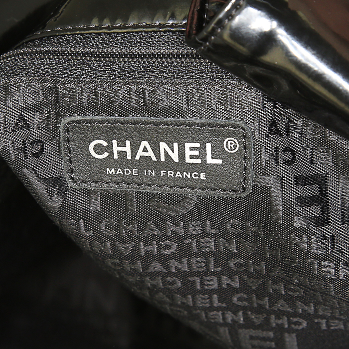 Chanel Coco Cabas shopping bag in black vinyl - Detail D3