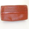 Bolso de mano Louis Vuitton Speedy 25 cm en cuero Epi marrón - Detail D4 thumbnail