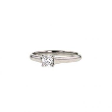 Sortija solitaria Tiffany 
Co Lucida en platino y en diamante