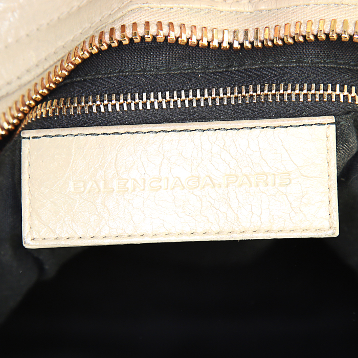 Bolso de mano Balenciaga Classic City en cuero beige - Detail D4