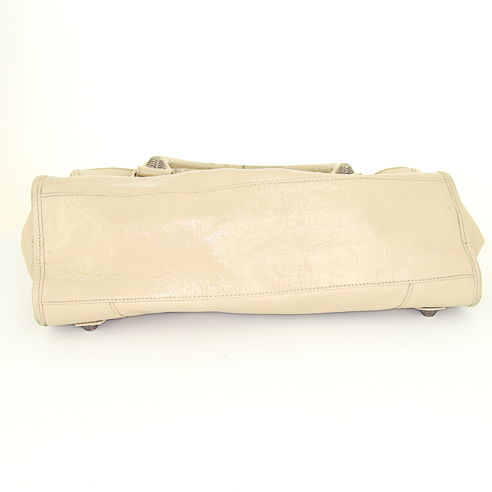 Bolso de mano Balenciaga Classic City en cuero beige - Detail D5