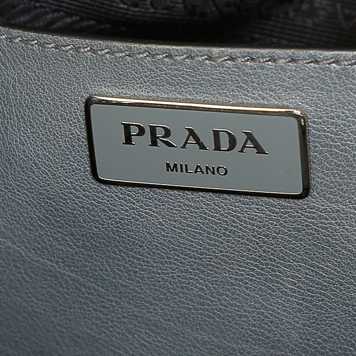 Prada Twin Zip shoulder bag in grey blue leather - Detail D4