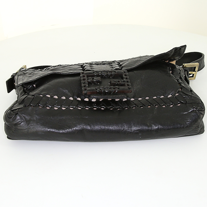Fendi Baguette handbag in black leather - Detail D4