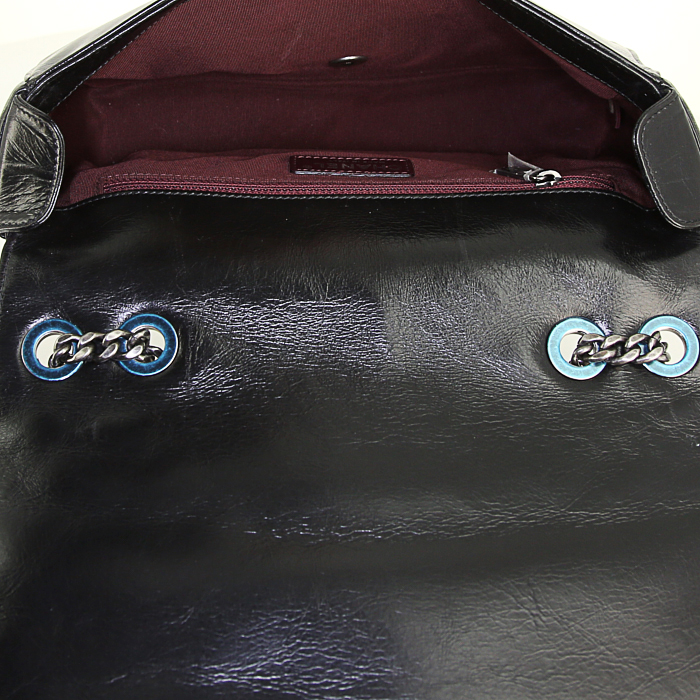 Borsa a tracolla Chanel Editions Limitées in pelle trapuntata a zigzag nera effetto invecchiato - Detail D3