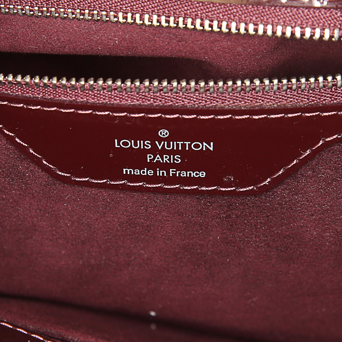 Sac à main Louis Vuitton Mirabeau en cuir épi vernis prune - Detail D4