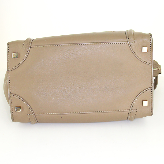 Bolso de mano Celine Luggage modelo mediano en cuero color topo - Detail D4