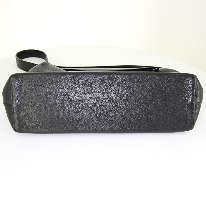 Bolso de mano Hermès Yeoh en cuero granulado negro - Detail D4