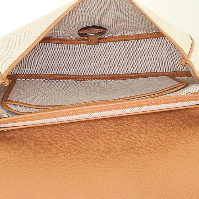 Bolso de mano Hermes Colorado en cuero granulado color oro y lona beige - Detail D2