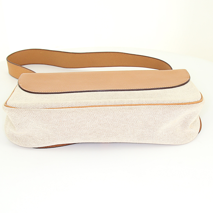 Bolso de mano Hermes Colorado en cuero granulado color oro y lona beige - Detail D5