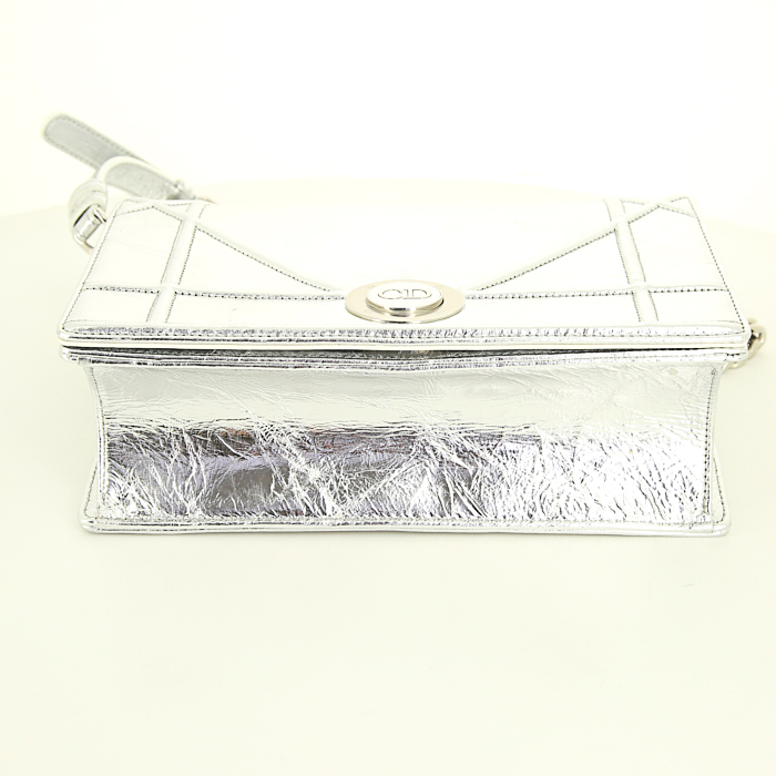 Bolso de mano Dior Diorama en cuero irisado plateado - Detail D5