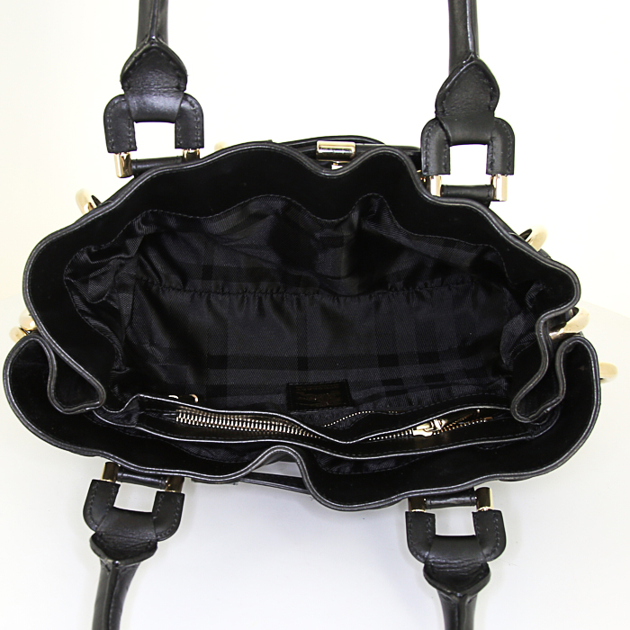 Burberry shopping bag in black quilted leather - Detail D2