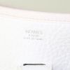 Hermes Evelyne shoulder bag in white togo leather - Detail D3 thumbnail