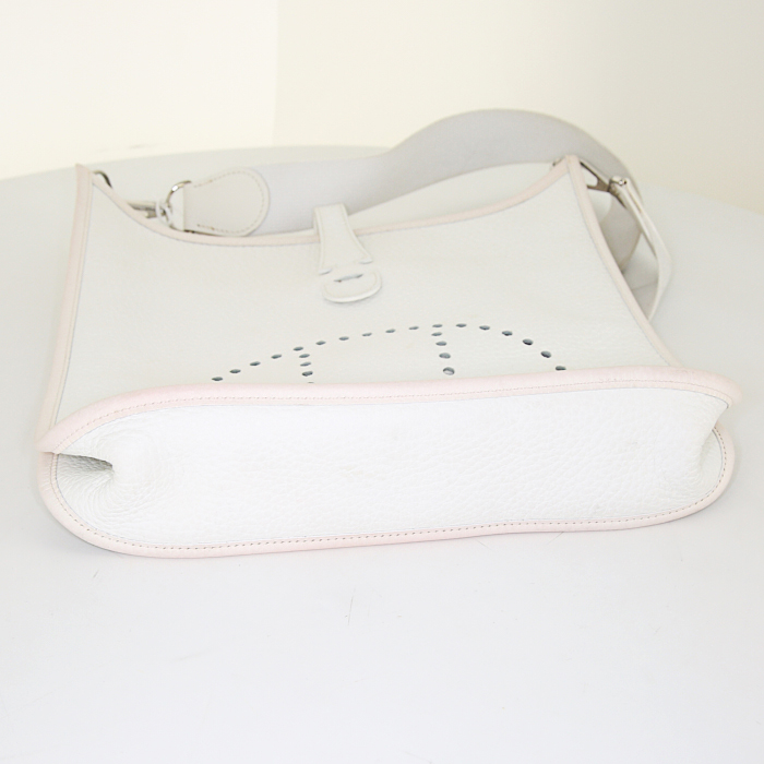 Sac bandoulière Hermes Evelyne en cuir togo blanc - Detail D4