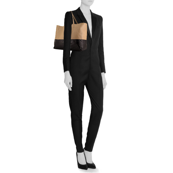 Celine shopping bag in beige and black leather - Detail D1