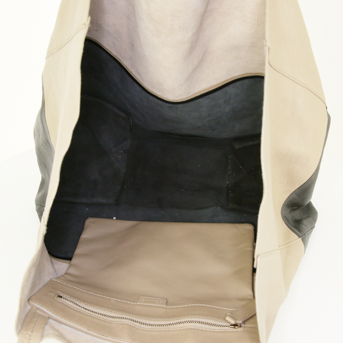Celine shopping bag in beige and black leather - Detail D2