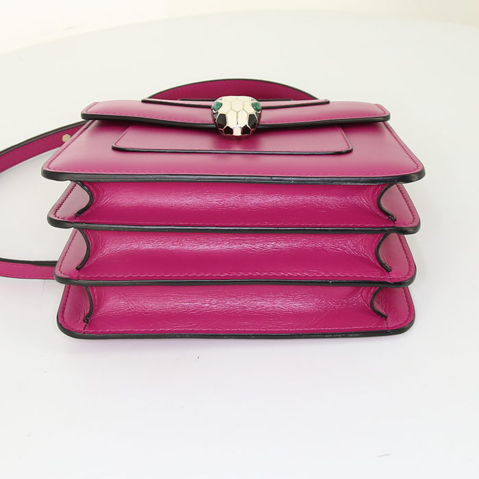 Bulgari Serpenti bag worn on the shoulder or carried in the hand in fushia pink leather - Detail D5