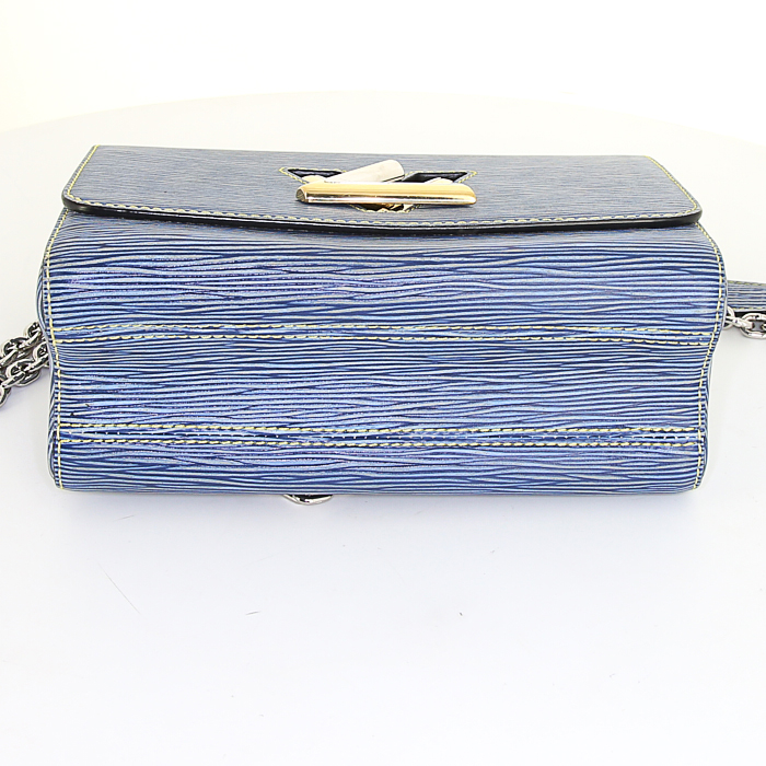 Sac à main Louis Vuitton  Twist moyen modèle  en cuir épi bleu-jean - Detail D5