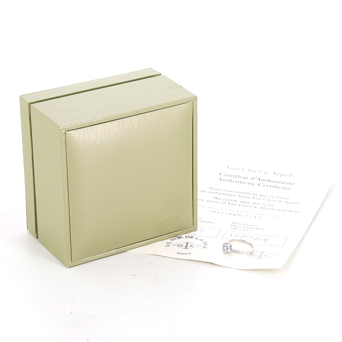 Van Cleef & Arpels Fleurette small model ring in white gold and diamonds - Detail D2