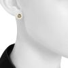 Paire de clous d'oreilles Vintage en or jaune et en diamants - Detail D1 thumbnail