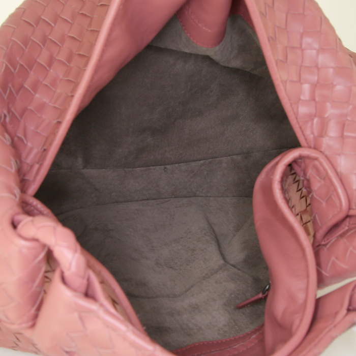 Bottega Veneta Sloane handbag in varnished pink braided leather - Detail D2