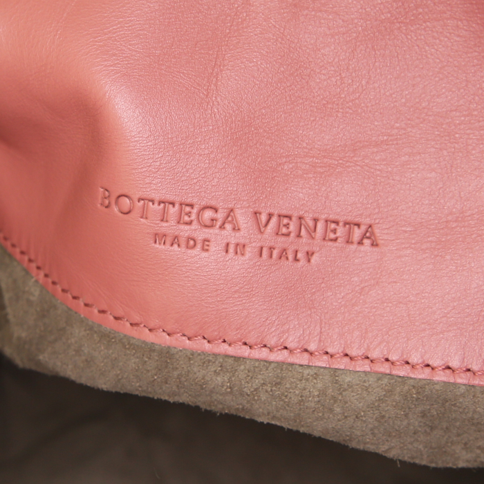 Bolso de mano Bottega Veneta Sloane en cuero trenzado rosa pálido - Detail D3