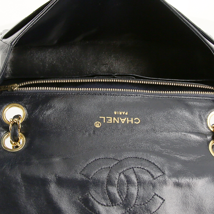 Sac à main Chanel Vintage en cuir matelassé bleu-marine et jonc blanc - Detail D3