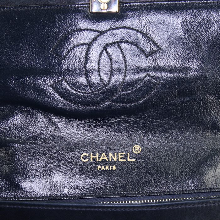 Borsa Chanel Vintage in pelle trapuntata blu marino e profili bianchi - Detail D4