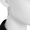 Orecchini pendenti Fred Baie des Anges in platino,  diamanti e perle bianche - Detail D1 thumbnail