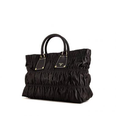 Bolso Cabás Prada Gaufre en cuero acolchado negro