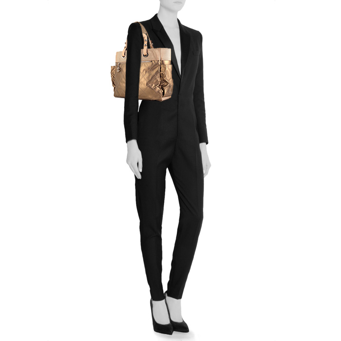 Sac à main Chanel Paris-Biarritz en toile dorée et toile beige - Detail D1