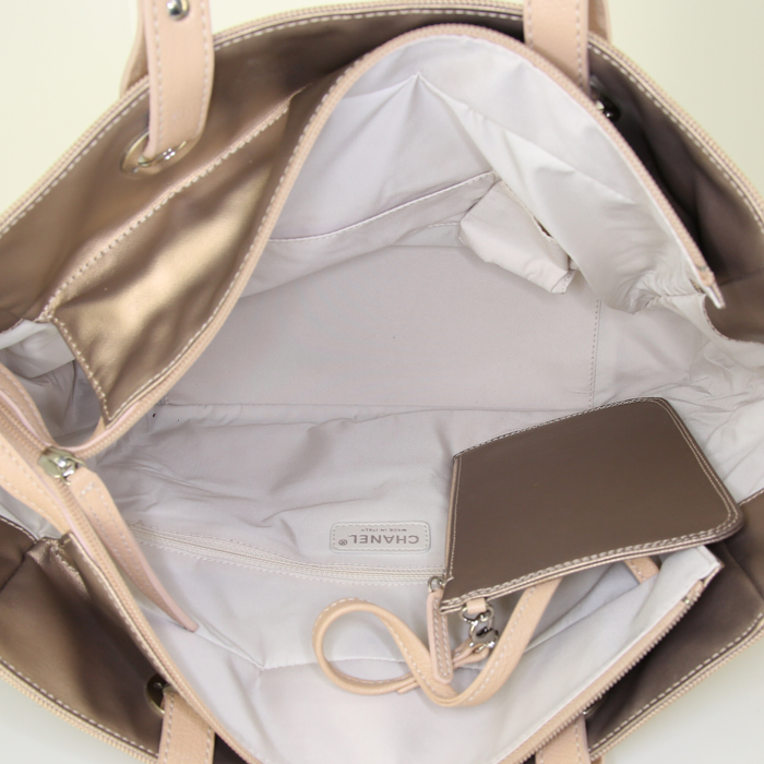 Bolso de mano Chanel Paris-Biarritz en lona dorada y lona beige - Detail D2