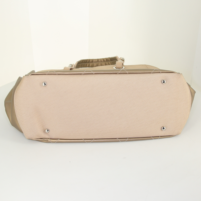 Sac à main Chanel Paris-Biarritz en toile dorée et toile beige - Detail D4