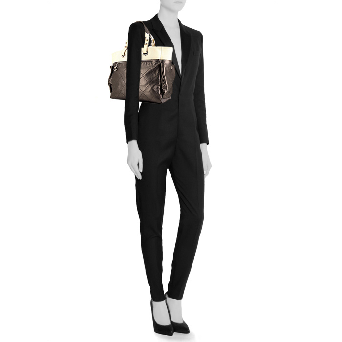 Chanel Paris-Biarritz shopping bag in golden brown and cream color canvas - Detail D1