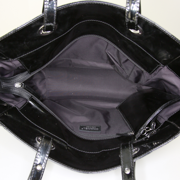 Sac cabas Chanel Paris-Biarritz en jersey matelassé gris et cuir vernis noir - Detail D2