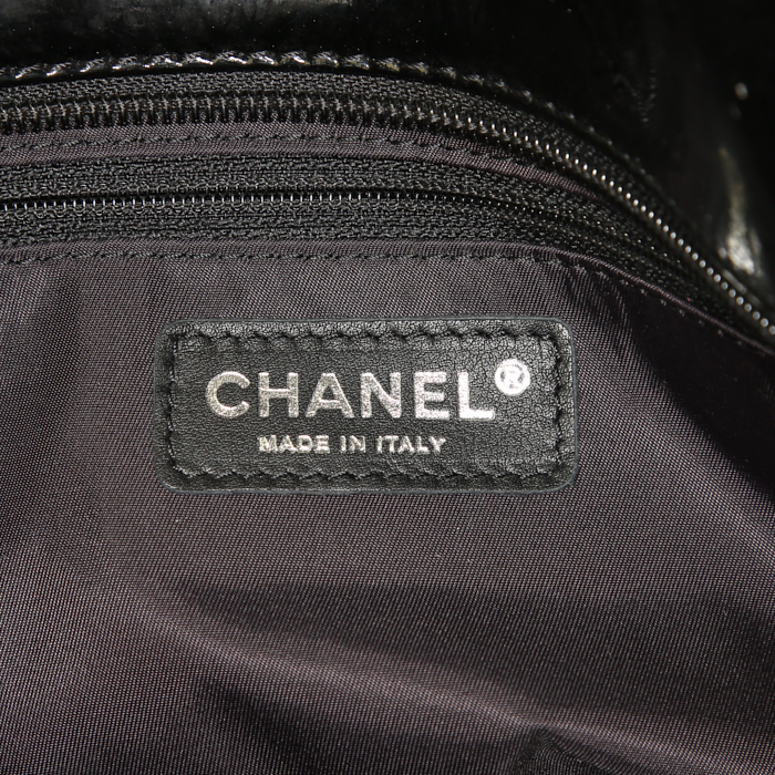 Sac cabas Chanel Paris-Biarritz en jersey matelassé gris et cuir vernis noir - Detail D3