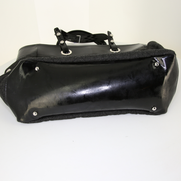 Sac cabas Chanel Paris-Biarritz en jersey matelassé gris et cuir vernis noir - Detail D4