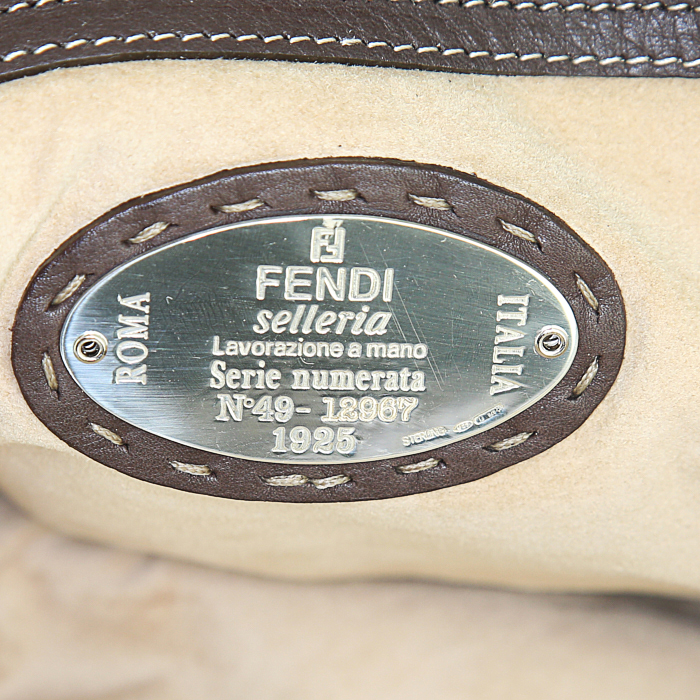 Sac à main Fendi Selleria en cuir grainé marron - Detail D3