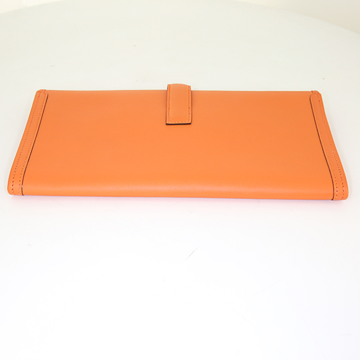 Bolsito de mano Hermes Jige en cuero swift naranja - Detail D4