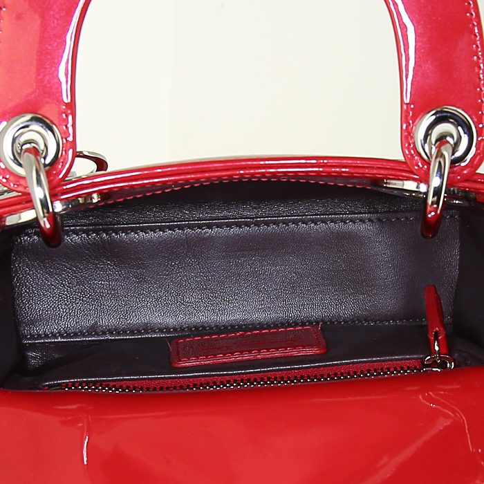 Sac à main Dior Mini Lady Dior en cuir vernis rouge - Detail D3