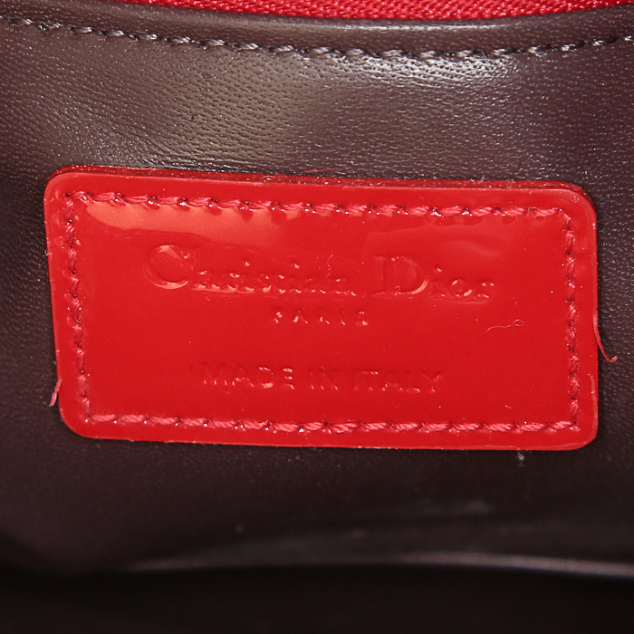 Sac à main Dior Mini Lady Dior en cuir vernis rouge - Detail D4