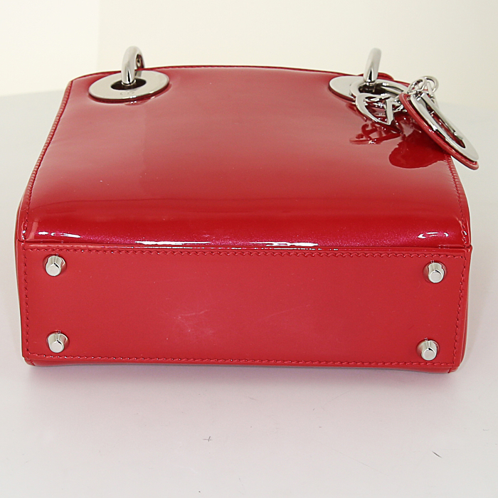 Sac à main Dior Mini Lady Dior en cuir vernis rouge - Detail D5