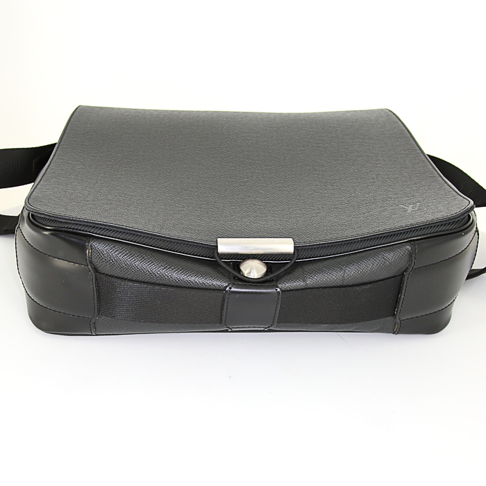 Borsa a tracolla Louis Vuitton Viktor in pelle taiga grigio antracite e tela verde scuro - Detail D4