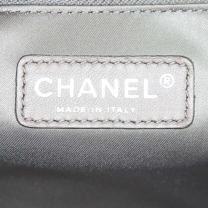 Sac à main Chanel 2.55 en cuir grainé matelassé noir - Detail D3